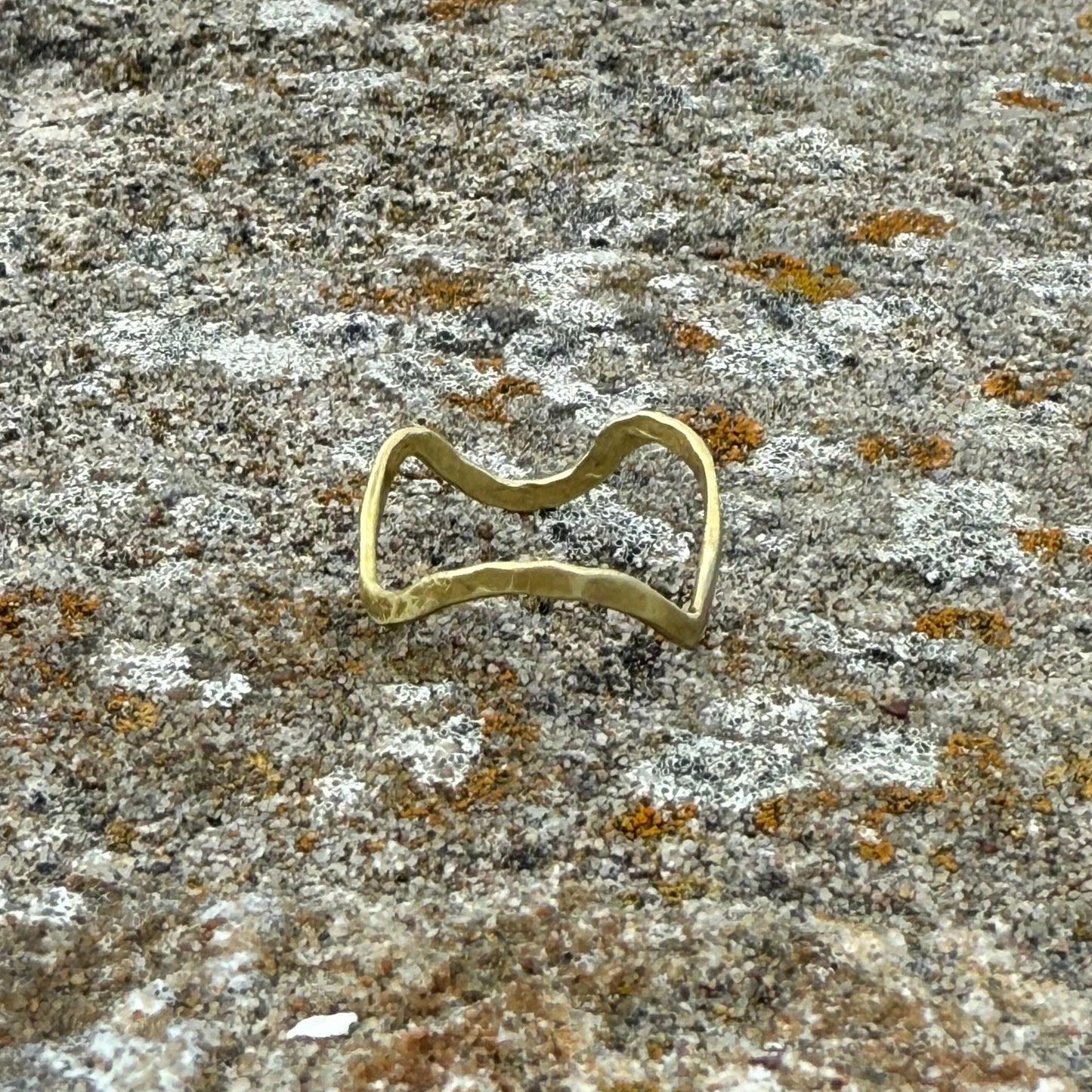 vågformad ring i hamrad mässing